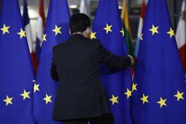Bir personel, Olağanüstü Ab liderler zirvesi öncesinde bayrakları, Brexit anlaşmasını Brüksel'de sonuçlandıracak ve resmileştirmek için ayarlıyor25 Kasım 2018.
