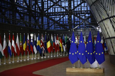 Brüksel, Belçika Kasım... 25, 2018. Avrupa Birliği Zirvesi'nde AB Konseyi binasında AB bayrakları.