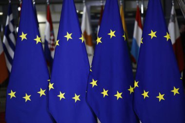 Brüksel, Belçika Kasım... 25, 2018. Avrupa Birliği Zirvesi'nde AB Konseyi binasında AB bayrakları.