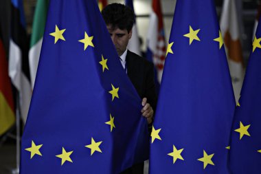 Bir personel, Olağanüstü Ab liderler zirvesi öncesinde bayrakları, Brexit anlaşmasını Brüksel'de sonuçlandıracak ve resmileştirmek için ayarlıyor25 Kasım 2018.