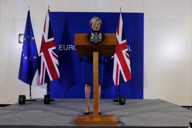  İngiltere Başbakanı Theresa May basın toplantısında konuştu