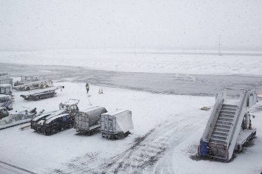 Pistteki uçaklar kar yağışı sırasında karla kaplı