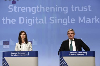 Basın toplantısı Komiserleri Mariya Gabriel ve Julian King, B
