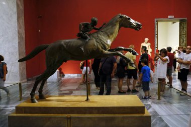 Ziyaretçiler 26 Ağustos 2018 tarihinde Atina Yunanistan'da 'Müzeler Gecesi' sırasında Ulusal Arkeoloji Müzesi'nde rehberli bir tur atın