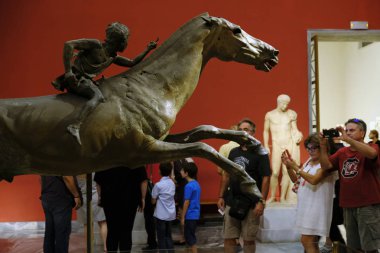 Ziyaretçiler 26 Ağustos 2018 tarihinde Atina Yunanistan'da 'Müzeler Gecesi' sırasında Ulusal Arkeoloji Müzesi'nde rehberli bir tur atın