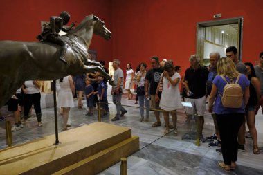 Ziyaretçiler 26 Ağustos 2018 tarihinde Atina Yunanistan'da 'Müzeler Gecesi' sırasında Ulusal Arkeoloji Müzesi'nde rehberli bir tur atın