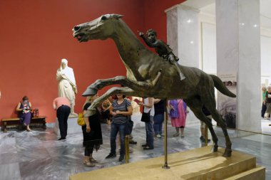 Ziyaretçiler 26 Ağustos 2018 tarihinde Atina Yunanistan'da 'Müzeler Gecesi' sırasında Ulusal Arkeoloji Müzesi'nde rehberli bir tur atın