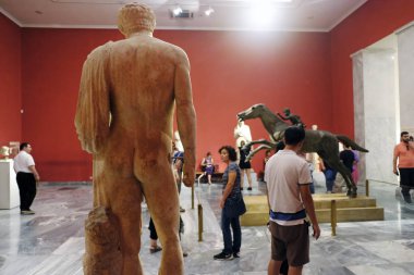 Ziyaretçiler 26 Ağustos 2018 tarihinde Atina Yunanistan'da 'Müzeler Gecesi' sırasında Ulusal Arkeoloji Müzesi'nde rehberli bir tur atın