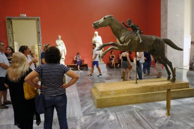 Ziyaretçiler 26 Ağustos 2018 tarihinde Atina Yunanistan'da 'Müzeler Gecesi' sırasında Ulusal Arkeoloji Müzesi'nde rehberli bir tur atın