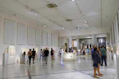 Ziyaretçiler 26 Ağustos 2018 tarihinde Atina Yunanistan'da 'Müzeler Gecesi' sırasında Ulusal Arkeoloji Müzesi'nde rehberli bir tur atın