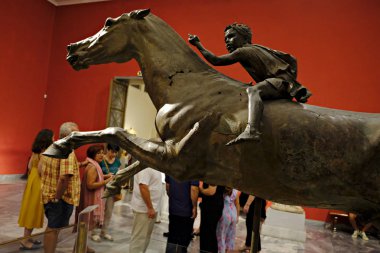 Ziyaretçiler 26 Ağustos 2018 tarihinde Atina Yunanistan'da 'Müzeler Gecesi' sırasında Ulusal Arkeoloji Müzesi'nde rehberli bir tur atın