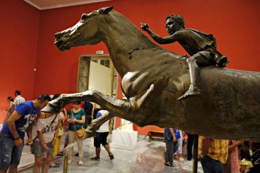 Ziyaretçiler 26 Ağustos 2018 tarihinde Atina Yunanistan'da 'Müzeler Gecesi' sırasında Ulusal Arkeoloji Müzesi'nde rehberli bir tur atın