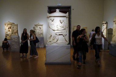 Ziyaretçiler 26 Ağustos 2018 tarihinde Atina Yunanistan'da 'Müzeler Gecesi' sırasında Ulusal Arkeoloji Müzesi'nde rehberli bir tur atın