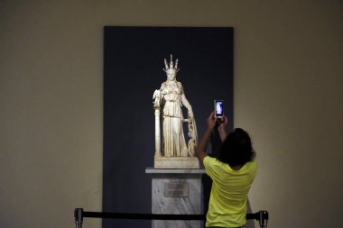 Ziyaretçiler 26 Ağustos 2018 tarihinde Atina Yunanistan'da 'Müzeler Gecesi' sırasında Ulusal Arkeoloji Müzesi'nde rehberli bir tur atın