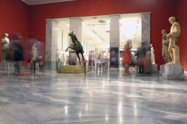 Ziyaretçiler 26 Ağustos 2018 tarihinde Atina Yunanistan'da 'Müzeler Gecesi' sırasında Ulusal Arkeoloji Müzesi'nde rehberli bir tur atın