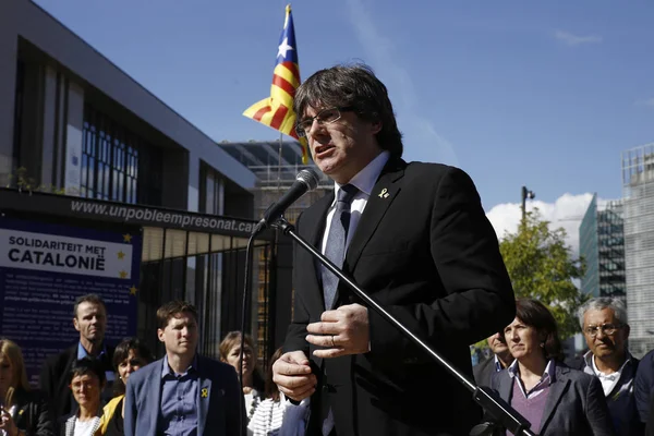 Carles Puigdemont asiste a una protesta de apoyo a membe arrestado — Foto de Stock