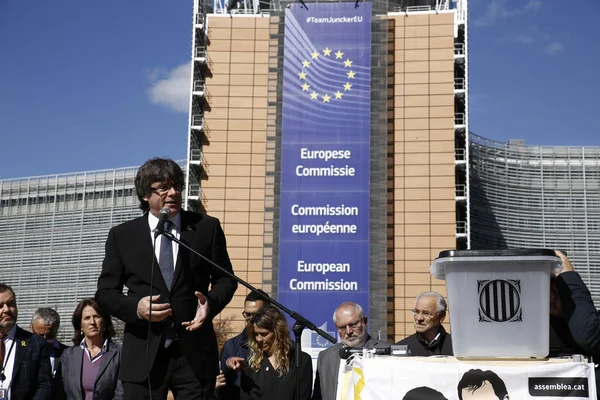 Carles Puigdemont asiste a una protesta de apoyo a membe arrestado — Foto de Stock