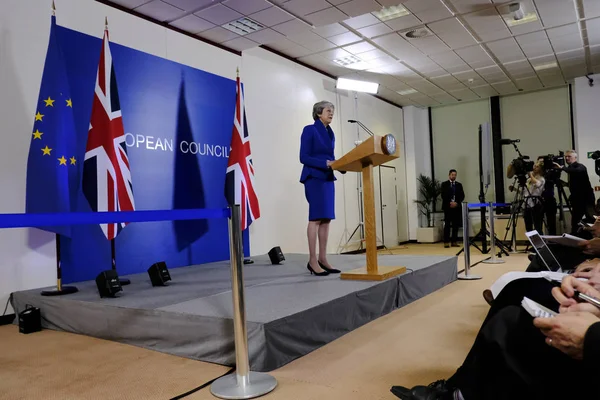 İngiltere Başbakanı Theresa May basın toplantısında konuştu