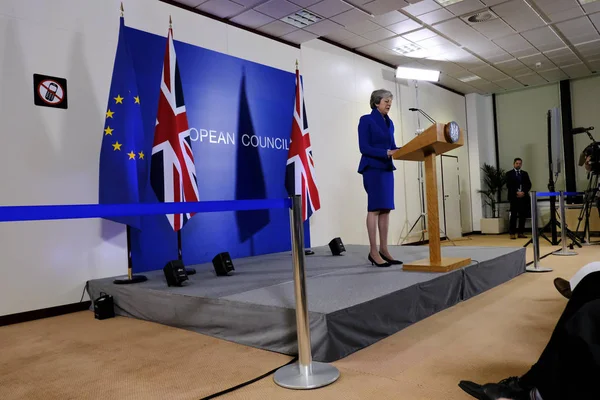 İngiltere Başbakanı Theresa May basın toplantısında konuştu