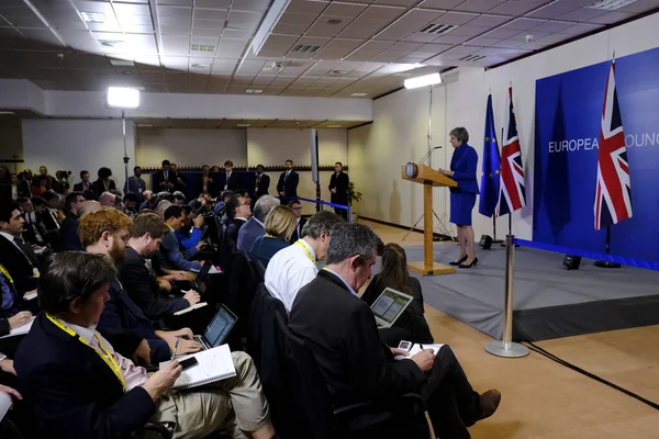 La primera ministra británica Theresa May habla durante una conferencia de prensa — Foto de Stock