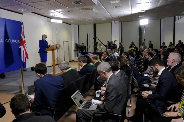 La primera ministra británica Theresa May habla durante una conferencia de prensa — Foto de Stock