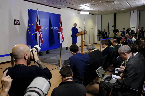 İngiltere Başbakanı Theresa May basın toplantısında konuştu