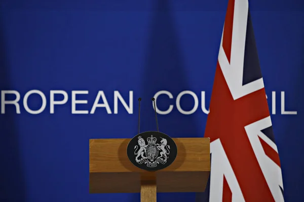 英国国旗框架为英国首相特蕾莎 梅在布鲁塞尔的媒体会议设置讲台 星期日 2018年11月25日 — 图库照片
