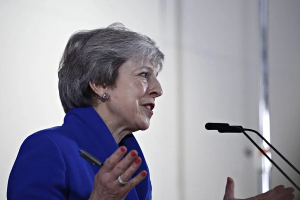 İngiltere Başbakanı Theresa May basın toplantısında konuştu — Stok fotoğraf