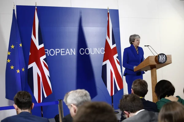 La primera ministra británica Theresa May habla durante una conferencia de prensa —  Fotos de Stock