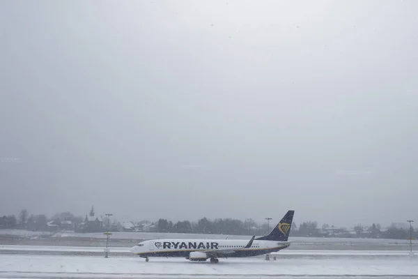 Les avions sur la piste sont couverts de neige lors d'une chute de neige à — Photo