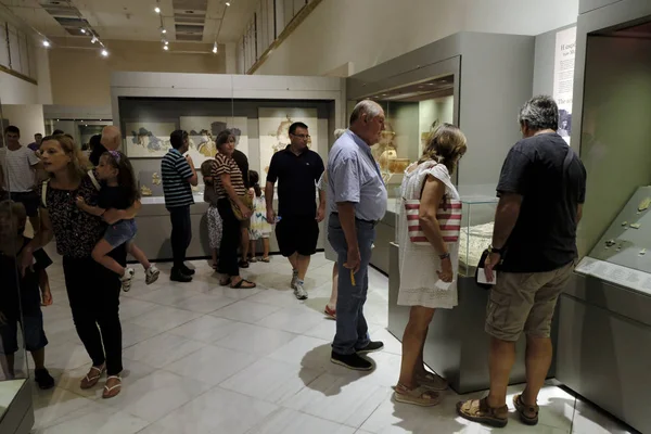 Посетители Проводят Экскурсию Национальном Археологическом Музее Время Ночи Музеев Афинах — стоковое фото