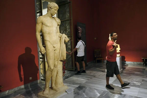 Visitors Take Guided Tour National Archaeological Museum Night Museums Athens — Stock Photo, Image