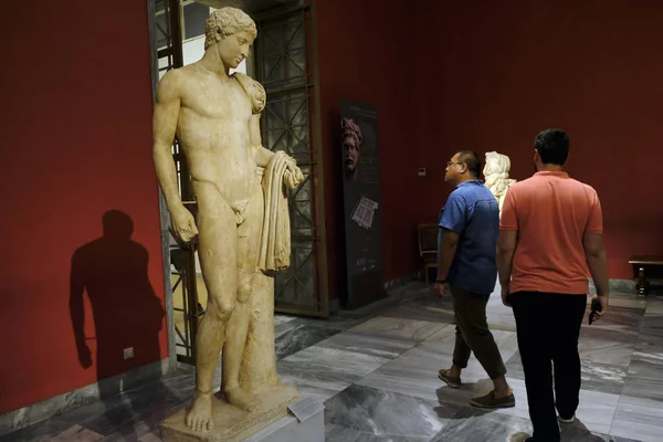 Visitors Take Guided Tour National Archaeological Museum Night Museums Athens — Stock Photo, Image