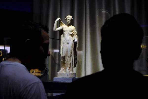 Visitors Take Guided Tour National Archaeological Museum Night Museums Athens — Stock Photo, Image