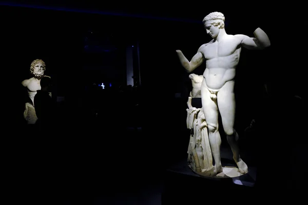 2018년 26일 그리스 아테네의 박물관의 고고학 박물관에서 가이드 투어를 관람하는 — 스톡 사진