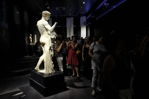Visitors Take Guided Tour National Archaeological Museum Night Museums Athens — Stock Photo, Image