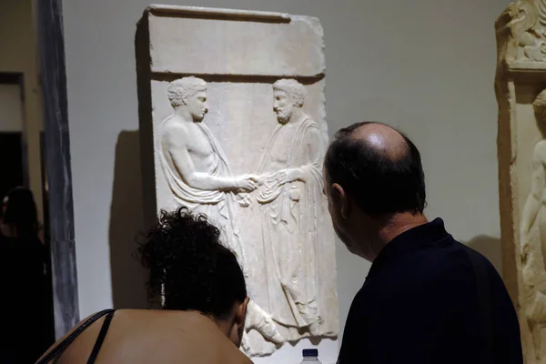 Visitors Take Guided Tour National Archaeological Museum Night Museums Athens — Stock Photo, Image