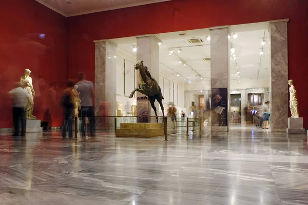 Ziyaretçiler 26 Ağustos 2018 tarihinde Atina Yunanistan'da 'Müzeler Gecesi' sırasında Ulusal Arkeoloji Müzesi'nde rehberli bir tur atın