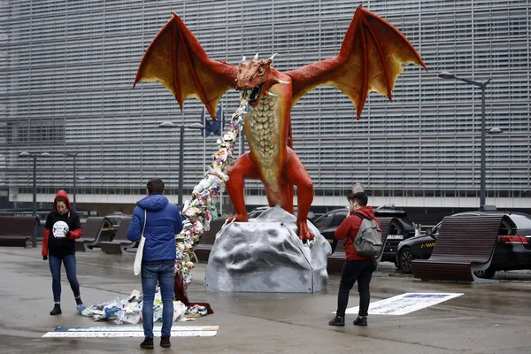 Frente a la Comunidad Europea se instala un dragón que escupe plástico. —  Fotos de Stock