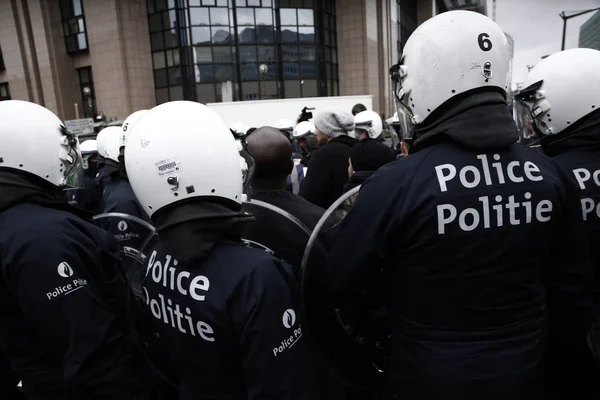 Bryssel, Belgien. Polisen ingripa i en demonstration, taxi dri — Stockfoto