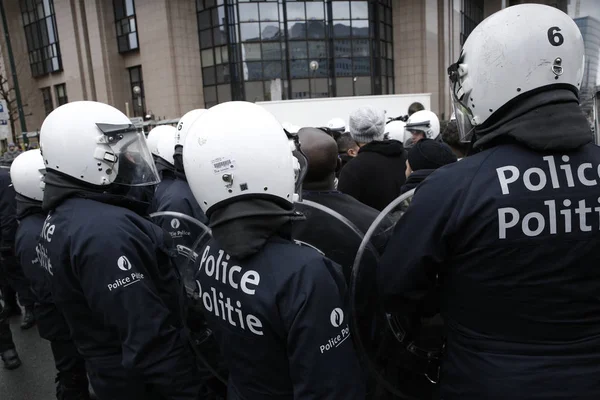 Brussel, België. Politie ingrijpen in een demonstratie, taxi dri — Stockfoto