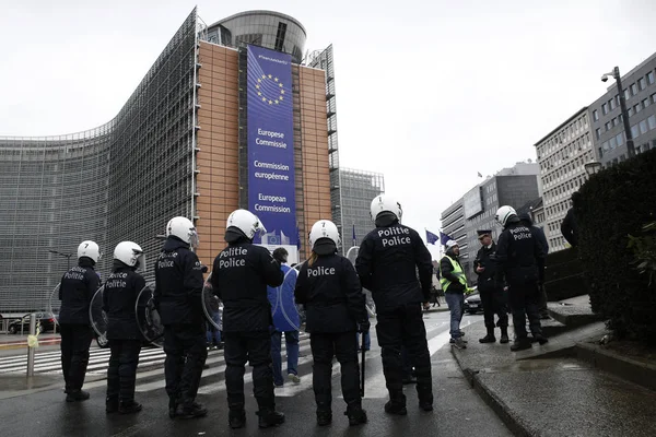 Βρυξέλλες, Βέλγιο. Η αστυνομία παρεμβαίνει σε μια διαδήλωση, ταξί — Φωτογραφία Αρχείου