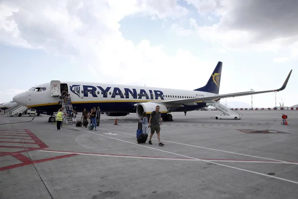 Los Pasajeros Desembarcan Del Avión Atenas Grecia Julio 2018 — Foto de Stock