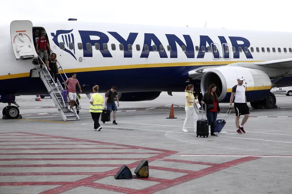 Passagererne Stiger Flyet Athen Grækenland Jul 2018 - Stock-foto
