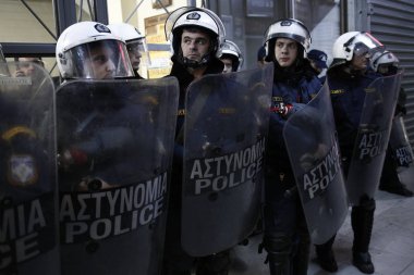 Yunan protestocular hacizli mülklerin açık artırmasını engellemeye devam ediyor