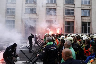 İtfaiyeciler ve kamu sektöründen işçiler isyan po ile kavga