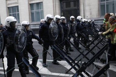 İtfaiyeciler ve kamu sektöründen işçiler isyan po ile kavga