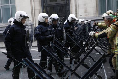 İtfaiyeciler ve kamu sektöründen işçiler isyan po ile kavga