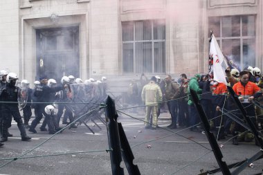 İtfaiyeciler ve kamu sektöründen işçiler isyan po ile kavga