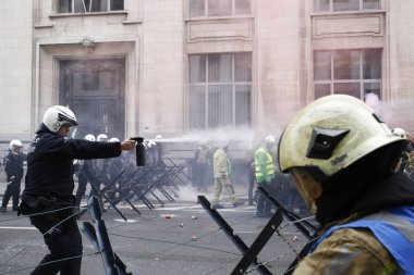 İtfaiyeciler ve kamu sektöründen işçiler isyan po ile kavga